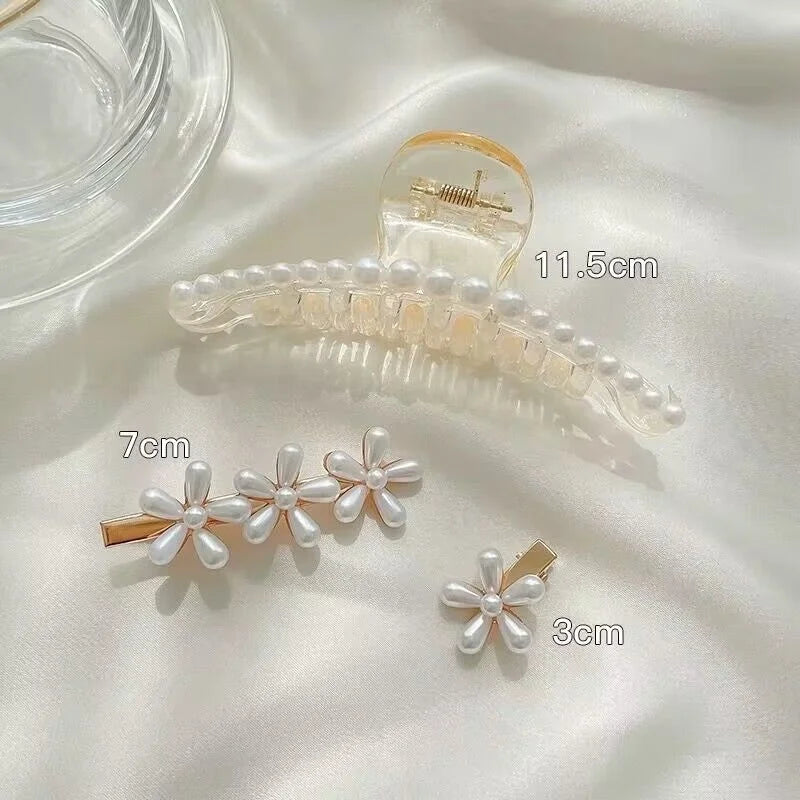 Pearl claw hair clip with gold-tone frame and white faux pearls; ~11.5cm.