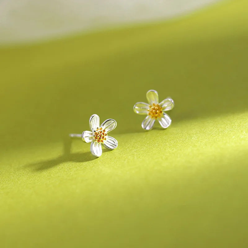 Daisy flower stud earrings with gold-tone flowers, pale yellow petals and bright centers