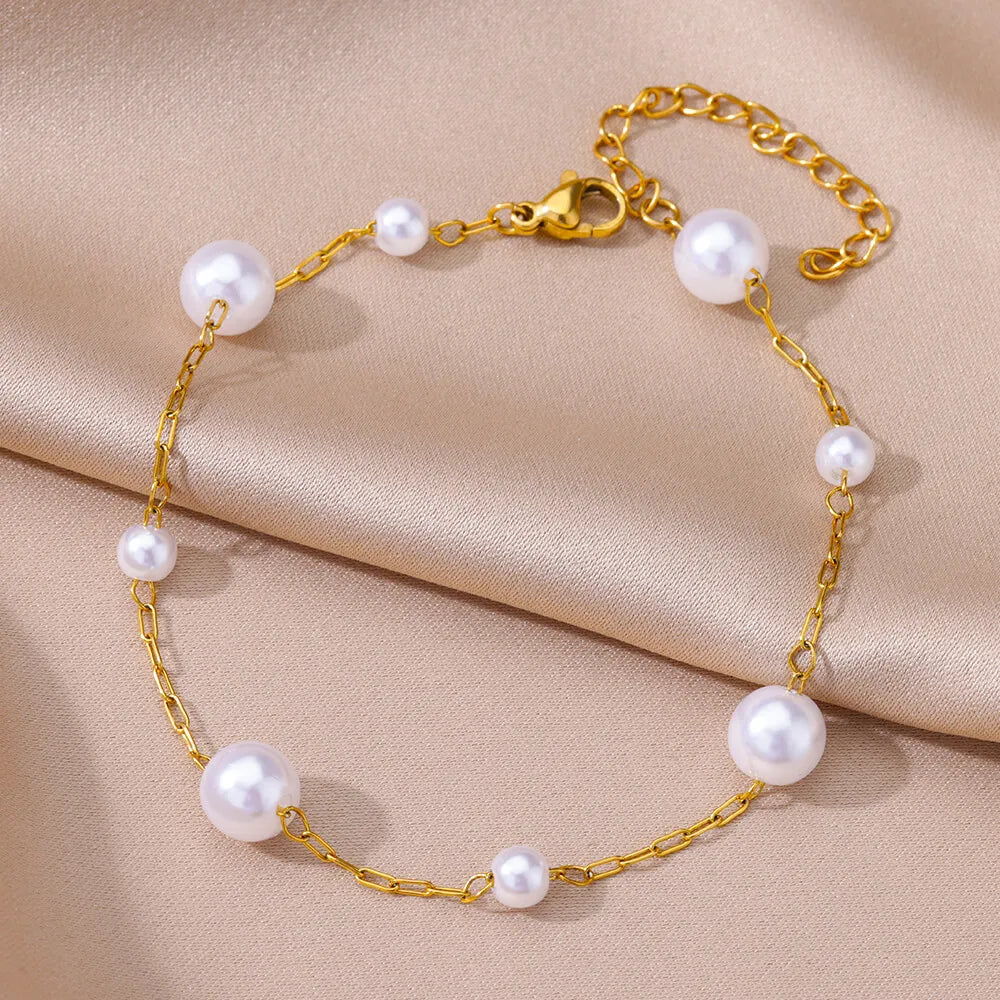 Gold-tone bracelet with linked chain and round pearls, heart toggle clasp